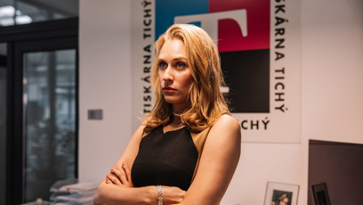 FOTO: Sára Milfajtová v seriálu Oktopus.