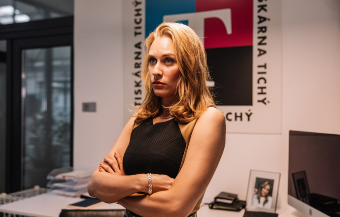 Sára Milfajtová v seriálu Oktopus. 