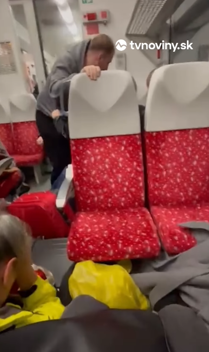 Lidé křičeli a snažili se pomoct ostatním.