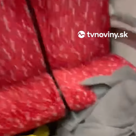 Jedna paní zůstala zaseklá pod sedačkou. 