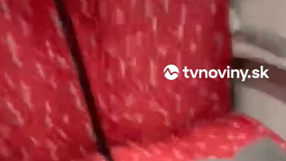 FOTO: Jedna paní zůstala zaseklá pod sedačkou.