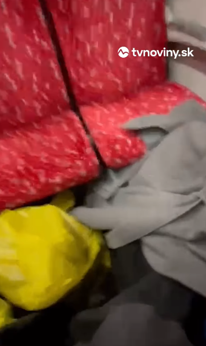 Jedna paní zůstala zaseklá pod sedačkou. 