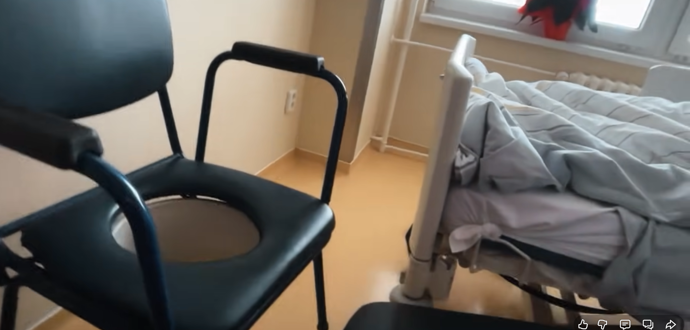 Patrik Hezucký ukázal, jak vypadá jeho nemocniční pokoj.