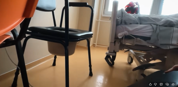 Patrikova židle na vykonávání potřeby. 