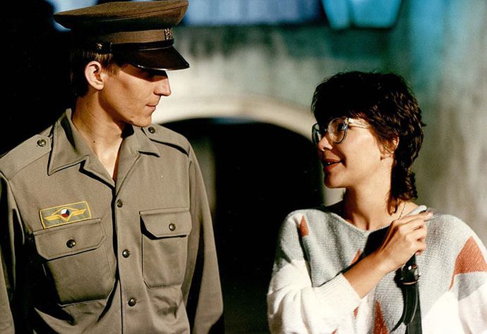 Na snímku ze seriálu Chlapci a chlapi jsou Vladimír Javorský a Michaela Dolinová.