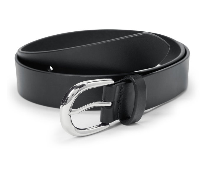 Ženskou siluetu můžete zdůraznit černým koženým páskem, tento je z Tchiba a vychází na 599 Kč.