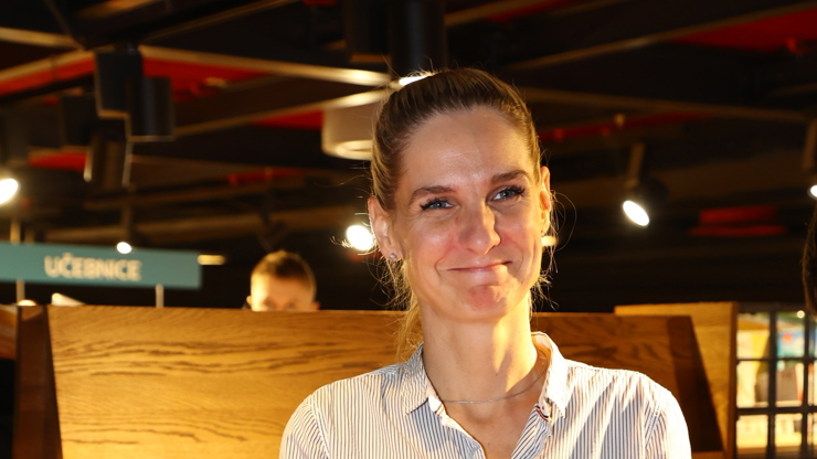 Věra (Mia) Kirchnerová je policistkou.