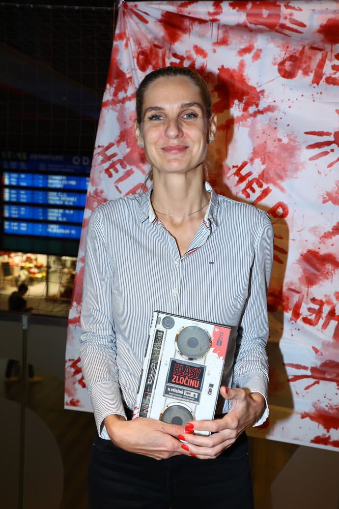 Věra (Mia) Kirchnerová s knihou Hlasy zločinu.