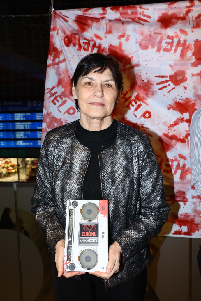 Jiřina Hofmanová s knihou Hlasy zločinu.