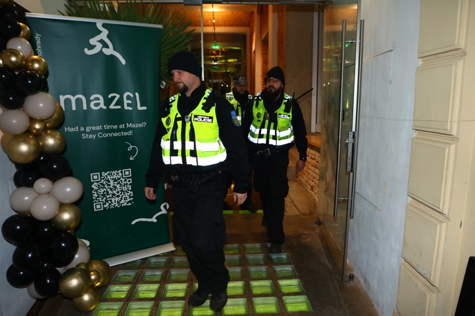 Po chvíli strážníci odešli.