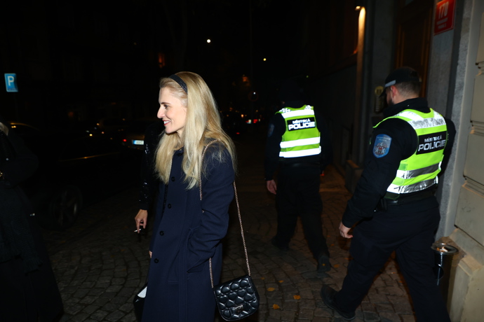 Městská policie na odchodu z party Primy. 