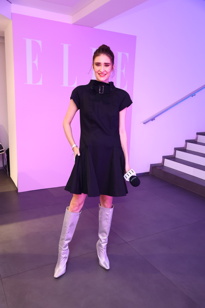 Modelka své černé koktejlky doplnila vysokými stříbrnými kozačkami. 