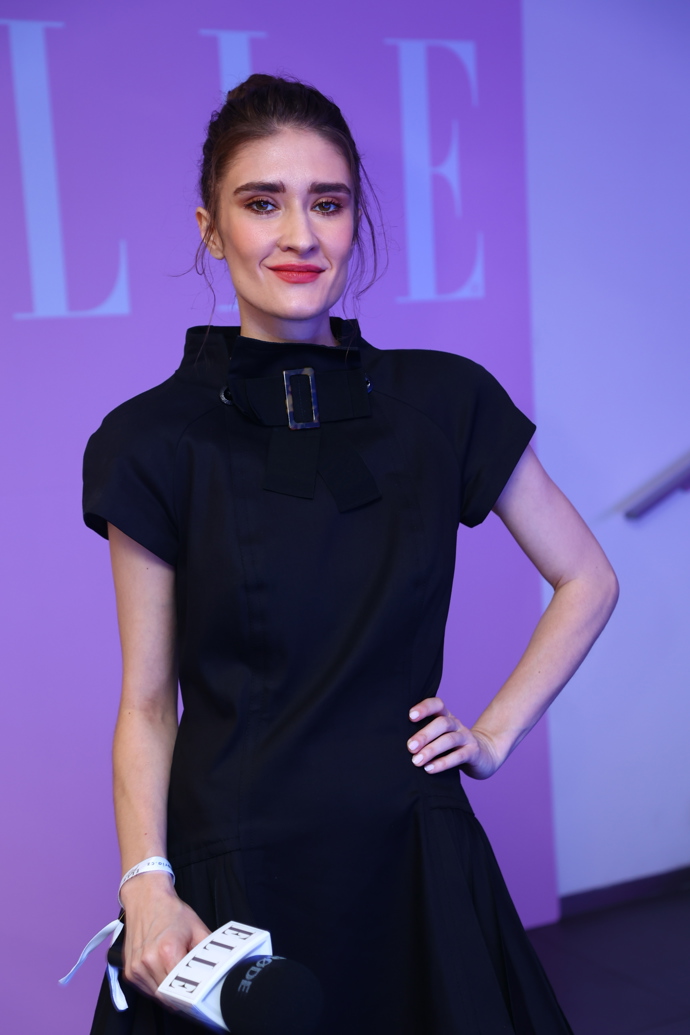 Marie Danči dělala rozhovory se známými osobnostmi. Oblékla si slušivé černé koktejlky.