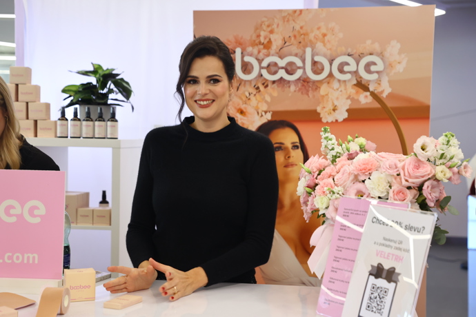 Ornella Koktová u svého stánku. 