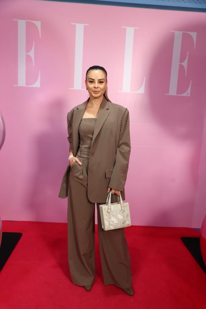 Monika Bagárová oblékla hnědý kalhotový oversize kostýmek. 