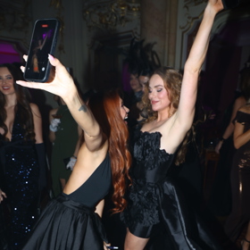 Na party Iluminate bylo veselo. 