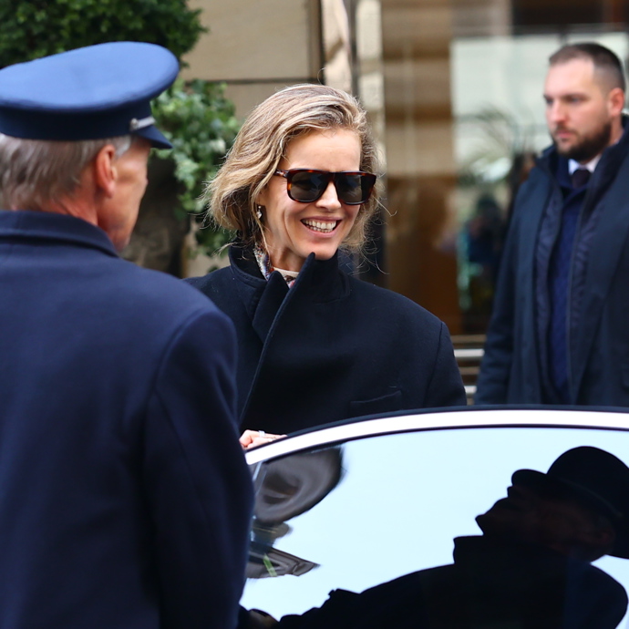 Eva Herzigová se skrývala pod slunečními brýlemi.