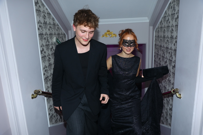 František Prachař si užíval večer po boku neznámé krásky. 