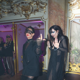 Debbie Brown nezůstala pozadu.