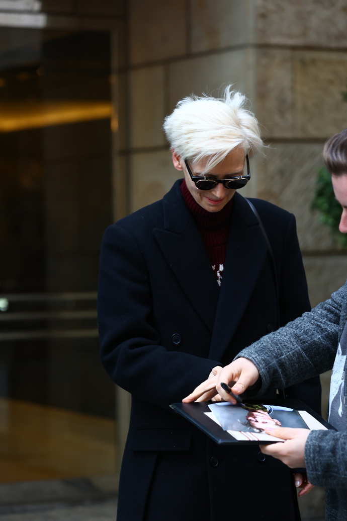 Tilda Swinton se na všechny usmívala.