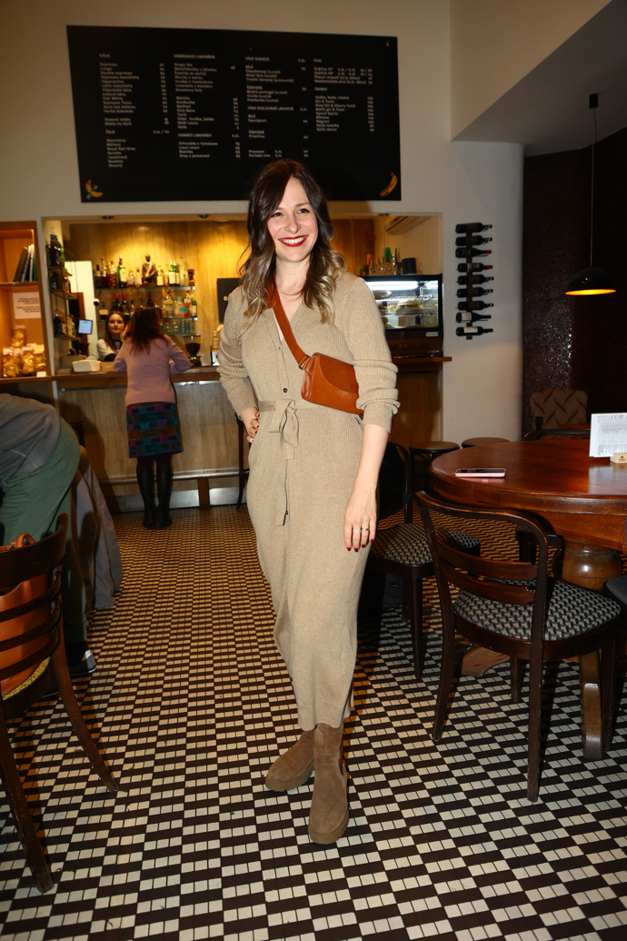 Veronika Khek Kubařová celá září.