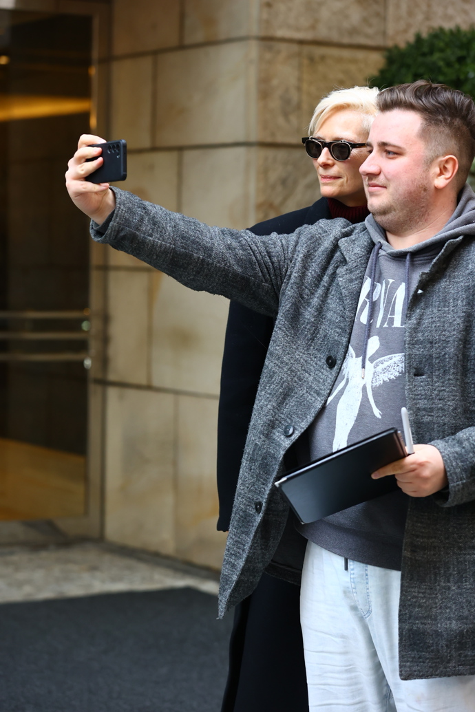 Tilda Swinton se s fanoušky ráda vyfotila.