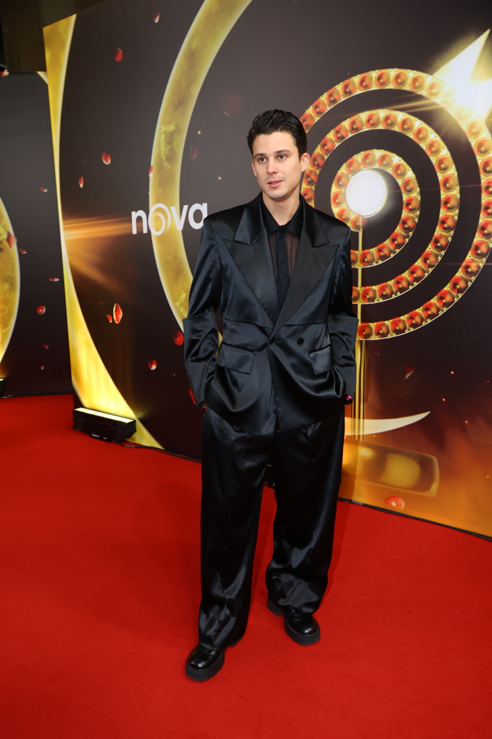 Sebastian oblékl oversize oblek.