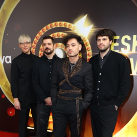 Zpěvák Renne Dang dorazil na Slavíky po boku svých muzikatů.