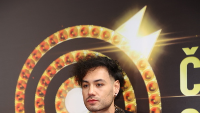 FOTO: Zpěvák Renne Dang vynesl netradiční outfit.