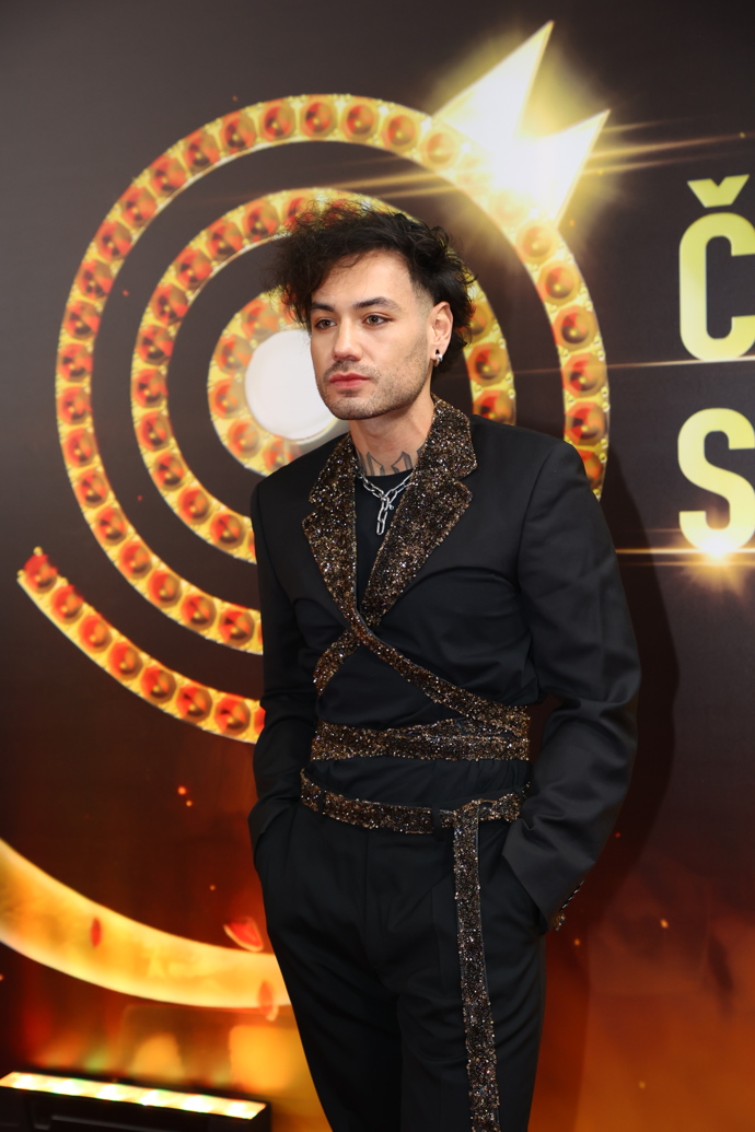 Zpěvák Renne Dang vynesl netradiční outfit.