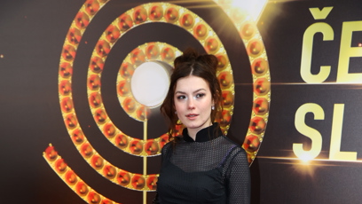 FOTO: Tenhle styl šatů dělá Sáru zbytečně starší.