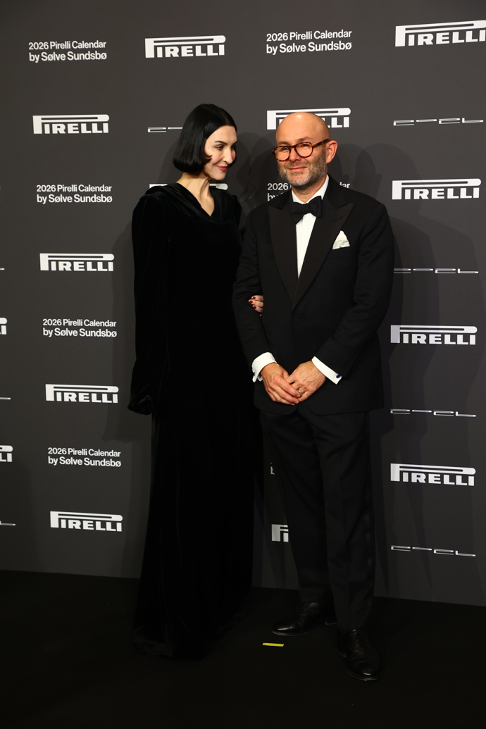 Návrhářka Susie Cave a fotograf Sølve Sundsbø.