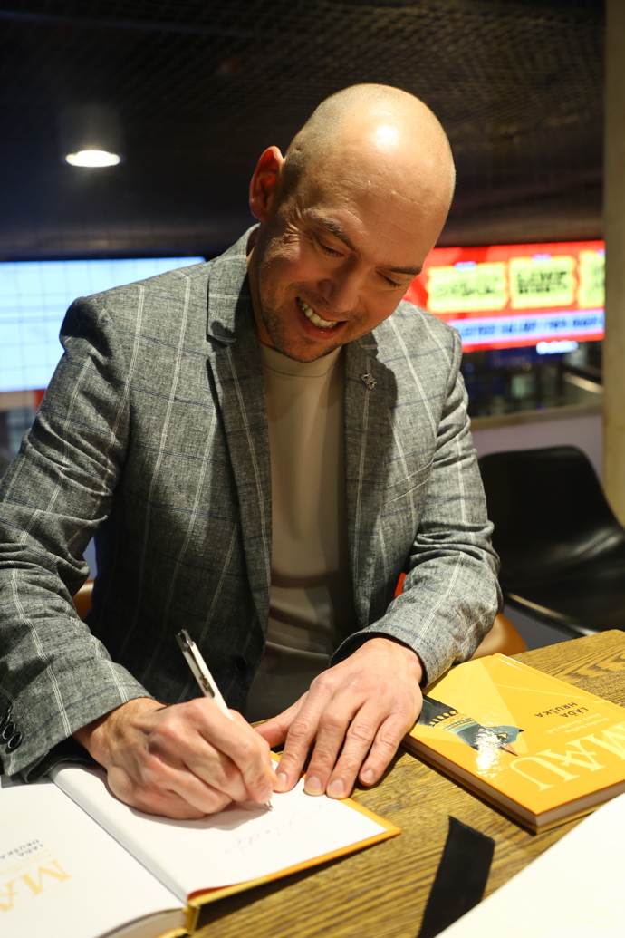 Láďa Hruška se podepisoval fanouškům.