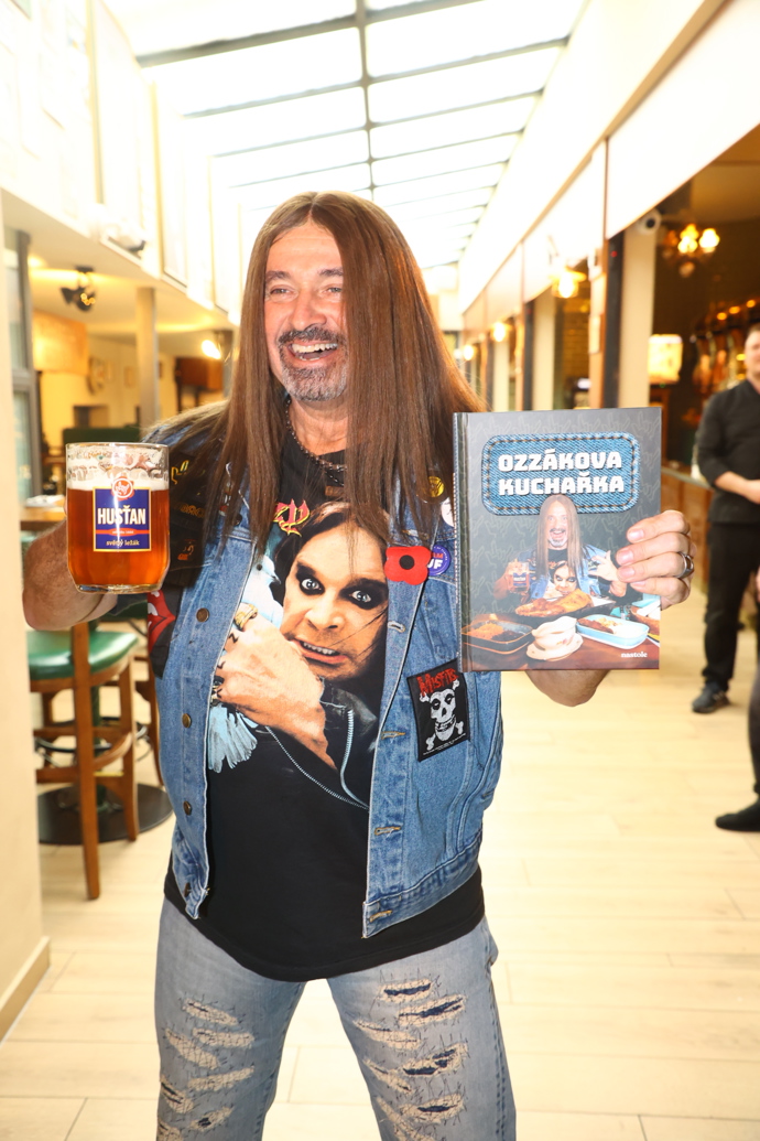 Ozzákova energie zaplavila celý hostinec.