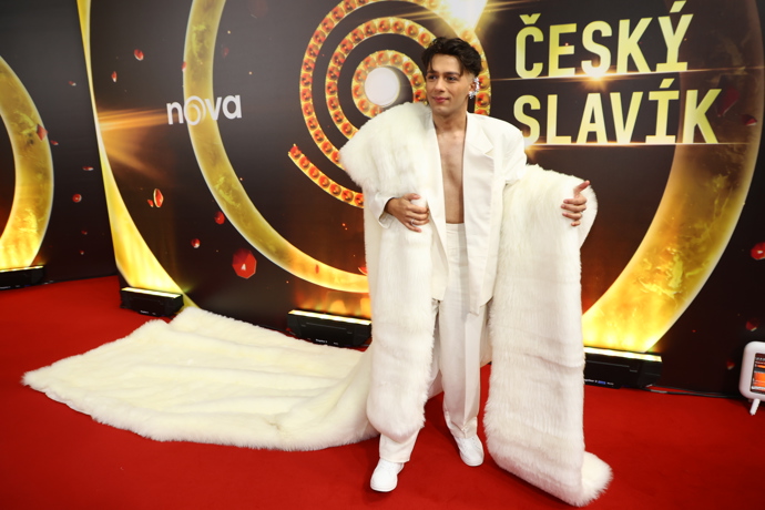 Honza Bendig dorazil celý v bílém.