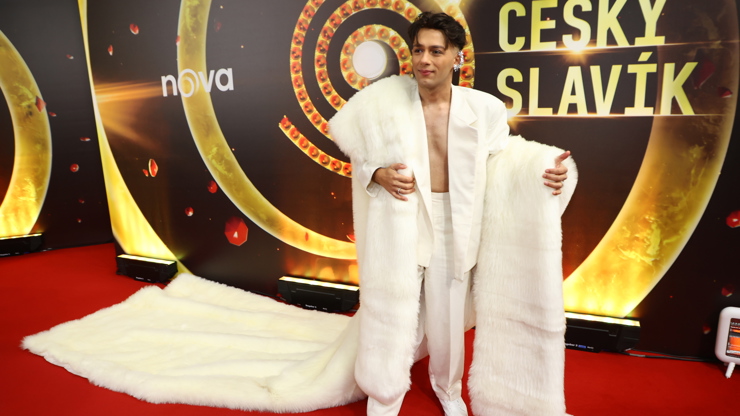 Honza Bendig dorazil celý v bílém.