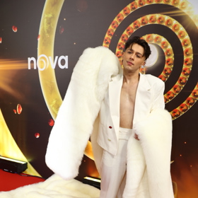 Jan Bendig ukázal holou hruď.