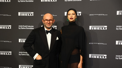 FOTO: Ruská modelka a herečka Irina Shayk na odhalení nového kalendáře Pirelli po boku fotografa Sølve Sundsbø.
