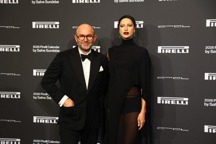 Ruská modelka a herečka Irina Shayk na odhalení nového kalendáře Pirelli po boku fotografa Sølve Sundsbø.