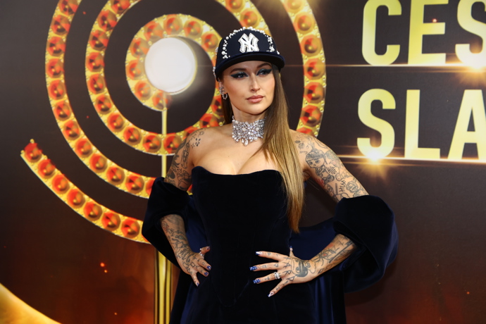 Sharlota na sebe ráda strhává pozornost.