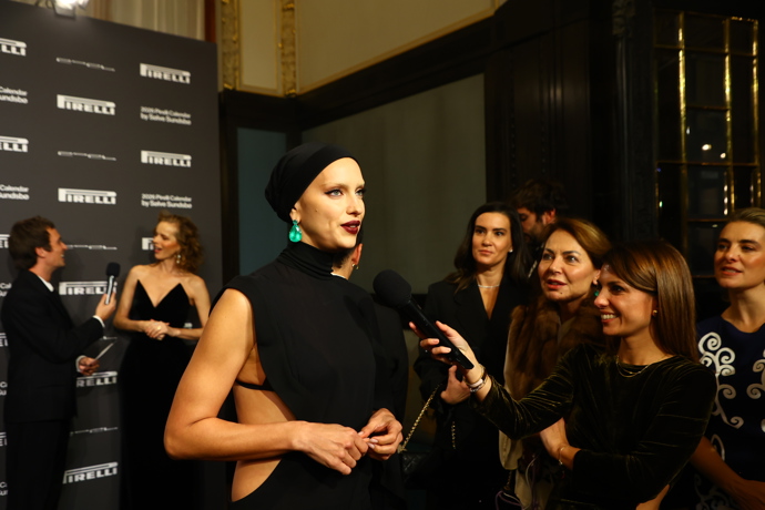Irina Shayk na odhalení nového kalendáře Pirelli.