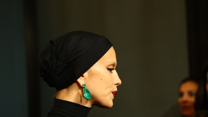 FOTO: Irina Shayk zvolila výrazné líčení a šperky.