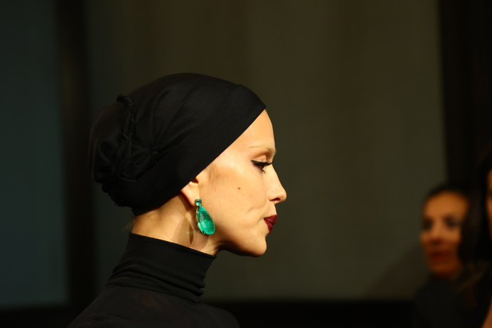 Irina Shayk zvolila výrazné líčení a šperky.