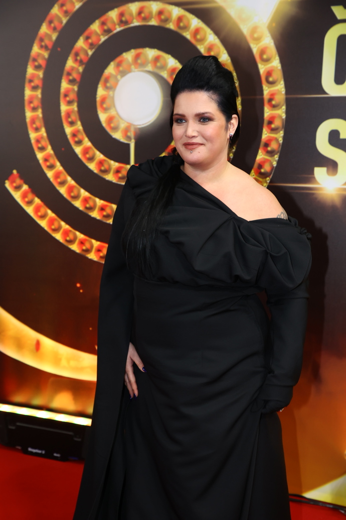 Leona Šenková zahalená do černé.