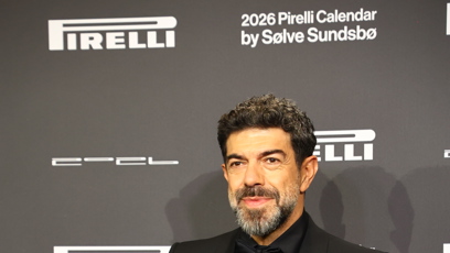 FOTO: Pierfrancesco Favino v černém obleku vypadal skvěle.