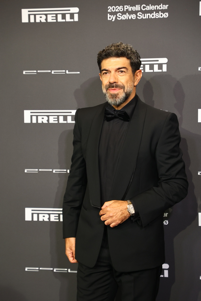 Pierfrancesco Favino v černém obleku vypadal skvěle.