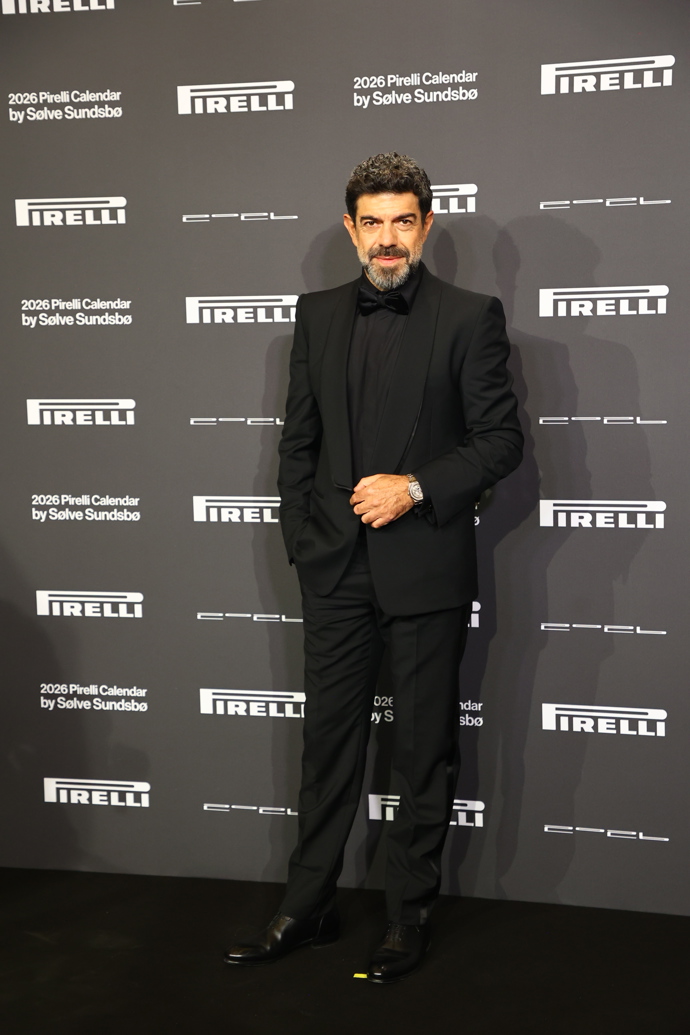 Pierfrancesco Favino na odhalení kalendáře Pirelli.