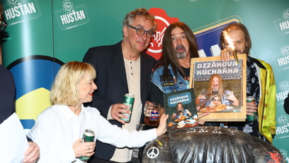 FOTO: Ozzák dostal dort.