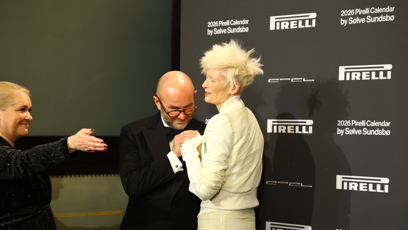 FOTO: Sølve Sundsbø líbá ručku herečky Tildy Swinton.