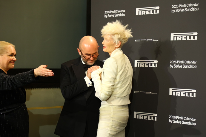 Sølve Sundsbø líbá ručku herečky Tildy Swinton.